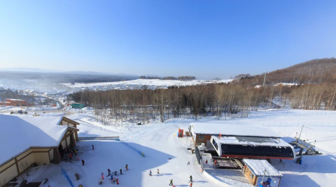 Verschneites Skigebiet mit Liftanlagen in Yabuli