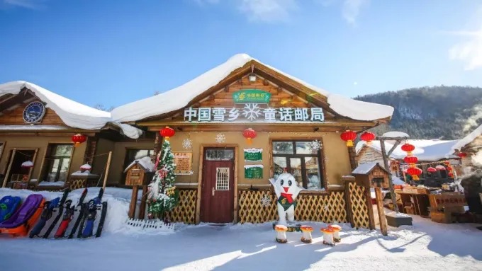 Snow Towns hölzernes Postamt mit roten Laternen