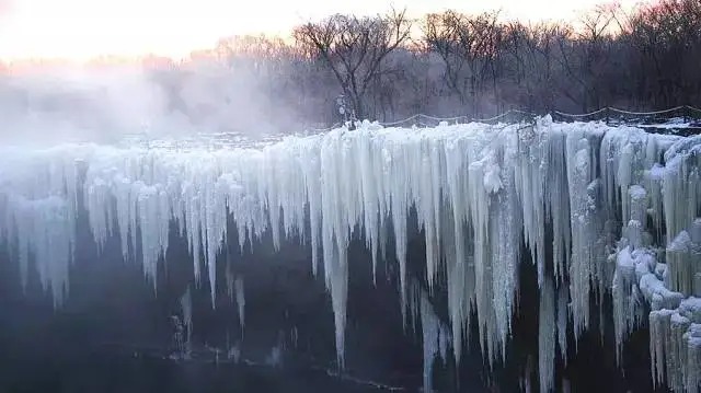 Largas formaciones de hielo en la cascada del lago Jingpo