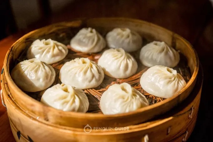 Gedämpfte Krabben-Suppen-Dumplings in einem Korb