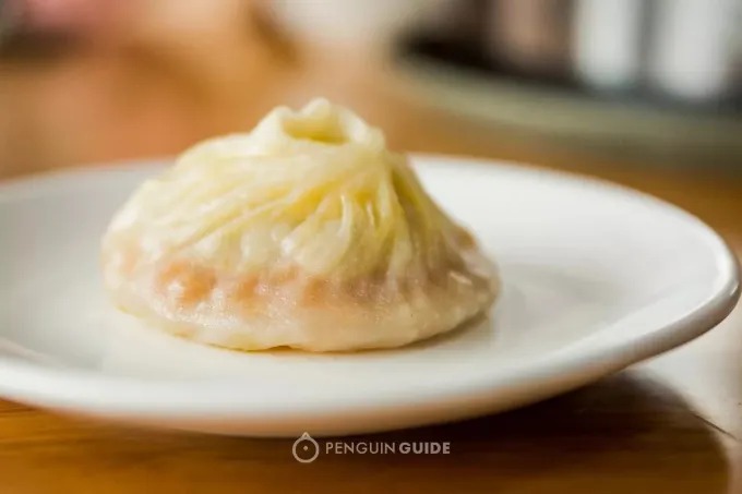 Tangbao au crabe servi dans un panier vapeur