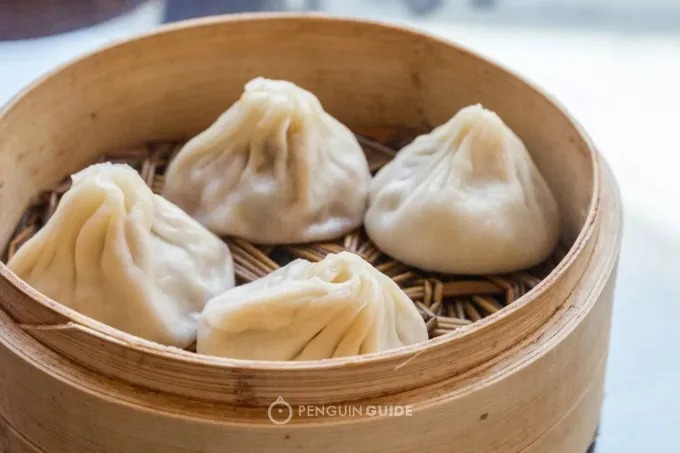 Xiaolong dans un panier vapeur en bambou