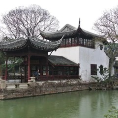 Cerca e caminho junto ao Pavilhão Tianquan