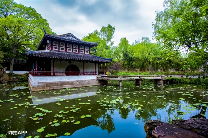 Água e pavilhões do jardim na secção central