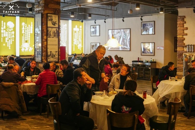 Clients dans un établissement de petit-déjeuner de Taiyuan servant du tou’nao