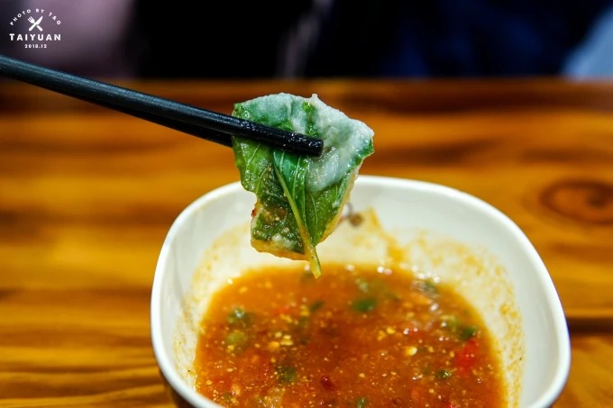 Légumes enrobés de pâte et servis avec une sauce d’accompagnement