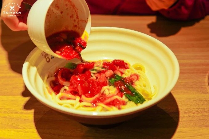 Eine Schale Taiyuaner „geflickter“ Nudeln mit Tomaten-Ei-Sauce