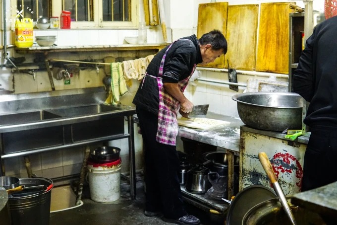 Nouilles fraîchement roulées à la main pour le da lu mian