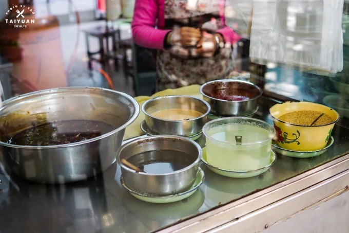 Une assiette de guanchang au sarrasin nappée de sauce