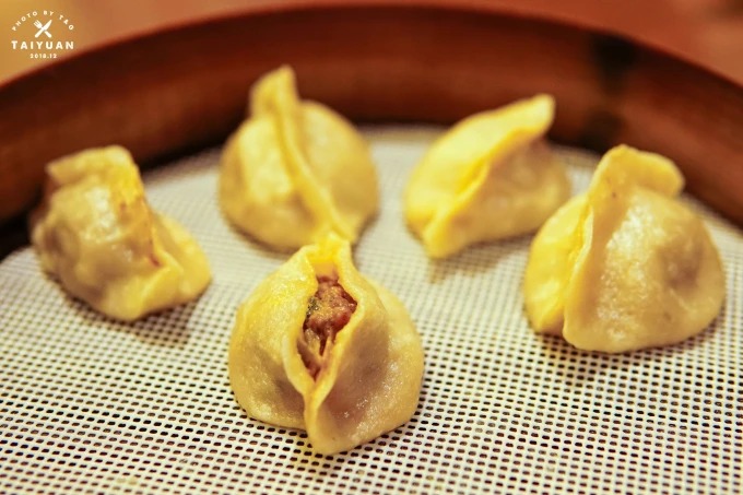 Un panier vapeur de raviolis farcis