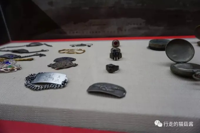 Persönliche Gegenstände der Alliierten wie Uhren und Schmuck