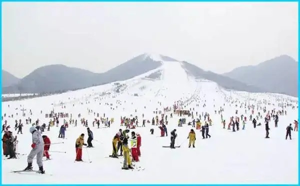 Schneebedeckte Skipiste im Skigebiet Jizhou International in Tianjin