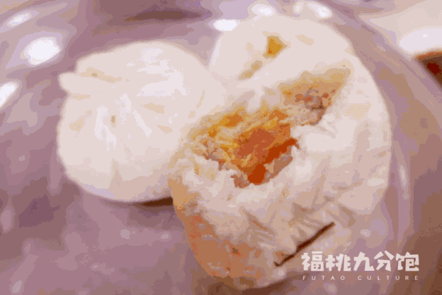 Ein Baozi mit gesalzenem Eigelb gefüllt