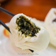 Vegetarische Baozi, mit Porridge serviert