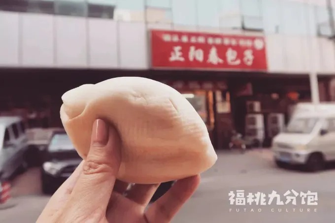 Baozi mit Entenfett und gefalteten Oberteilen auf einem Teller