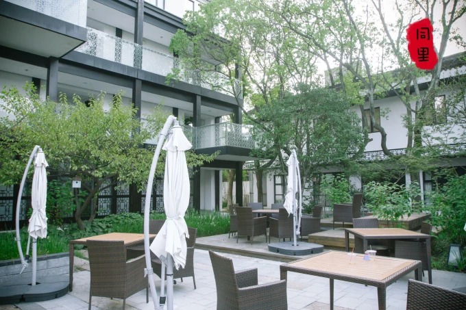 Teich und Pavillon im Innenhof von Huajiantang Tongli