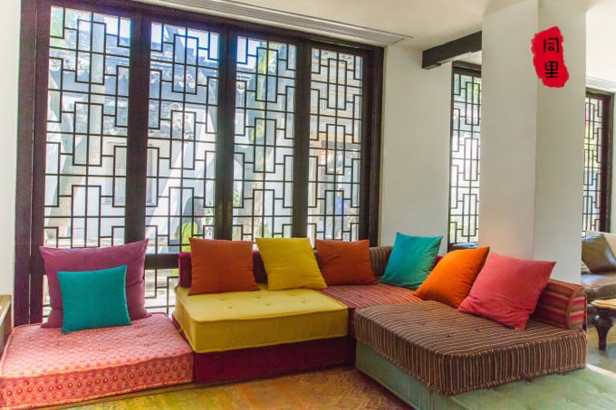Sofas in der Lobby mit farbenfrohen Kissen
