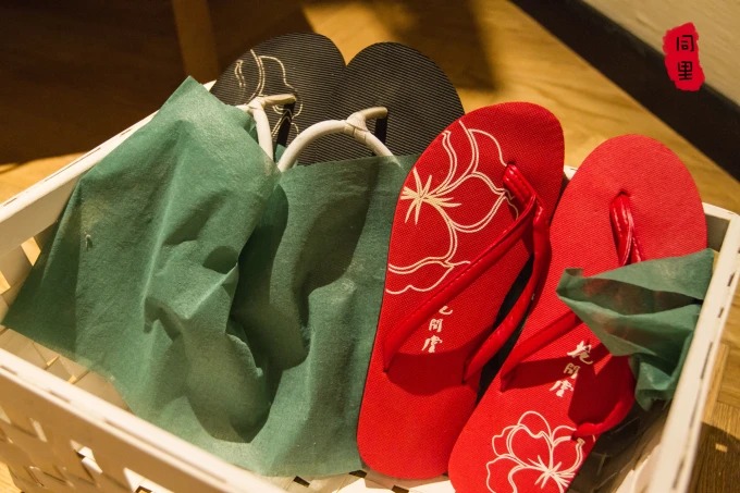 Badezimmer mit weißem Leiterregal und gemustertem Boden