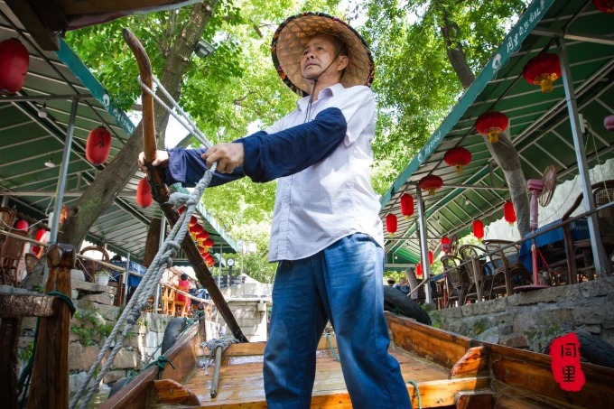 Barqueiro remando um barco a remo em Tongli