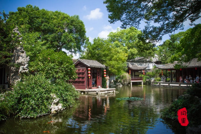 Auf das Wasser ausgerichteter Gartenhof mit Pavillons im Tuisi-Garten in Tongli