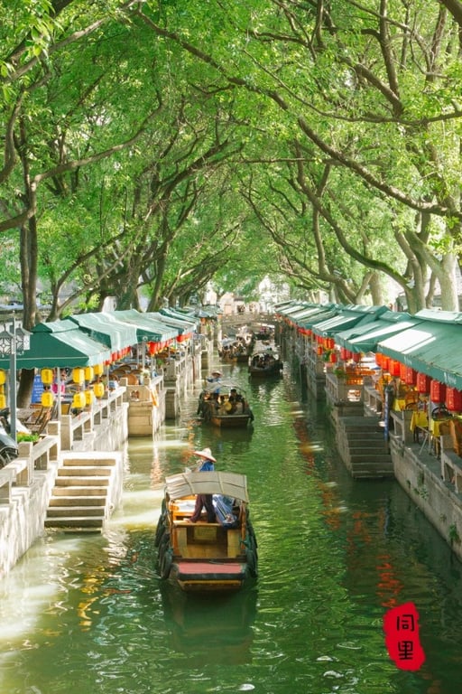 Barco a remo passando por um canal em Tongli