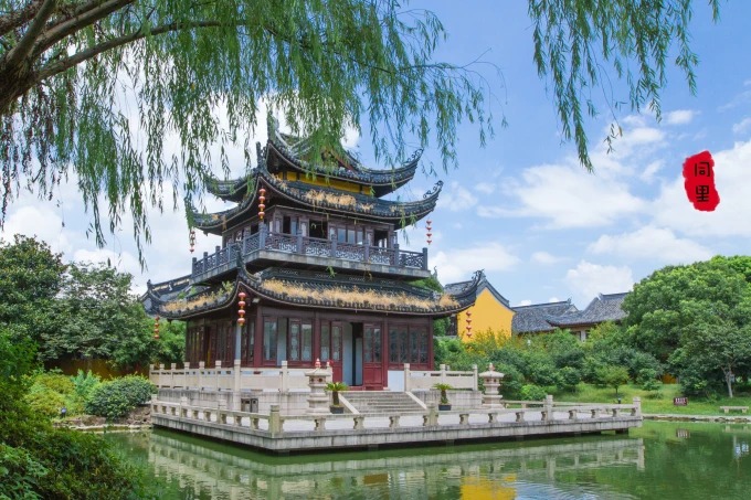 Edifícios de templos e água em Luoxingzhou