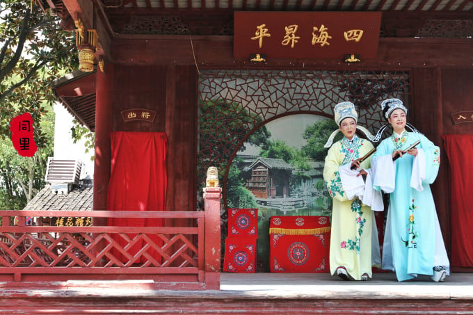 Antigo palco de ópera e praça ao lado do Jardim Tuisi