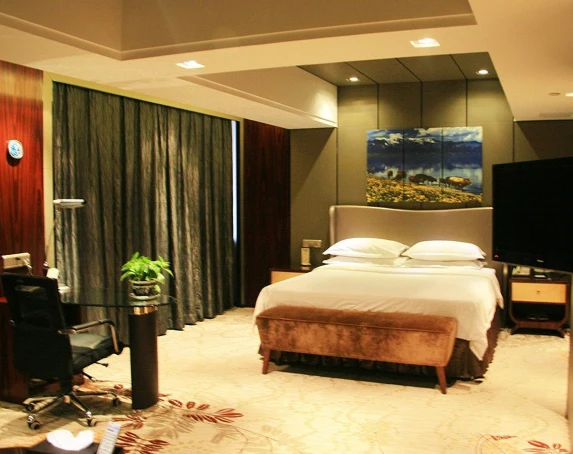 Grand lit dans une chambre de l'hôtel Yili