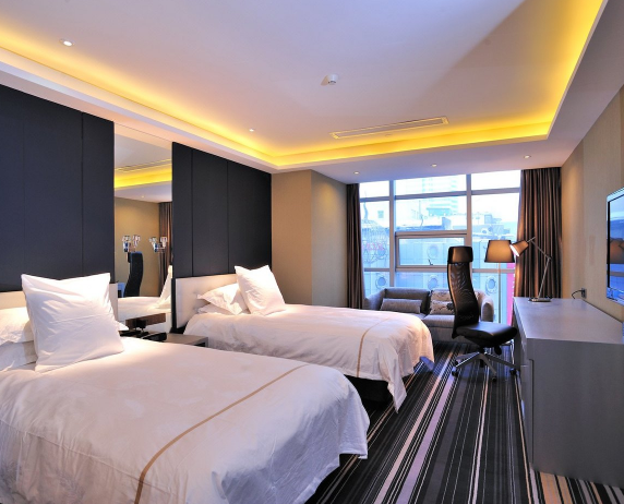 Lits jumeaux dans une chambre de l'hôtel Bayinhe