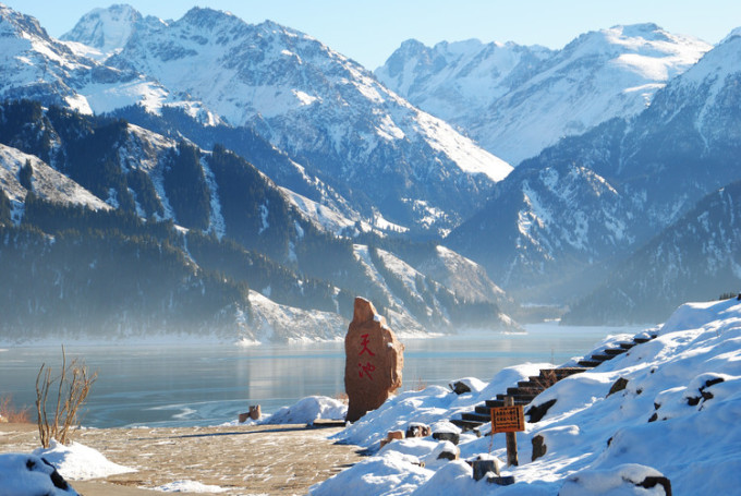 Schneebedeckte Berge und ein zugefrorener See am Tianchi