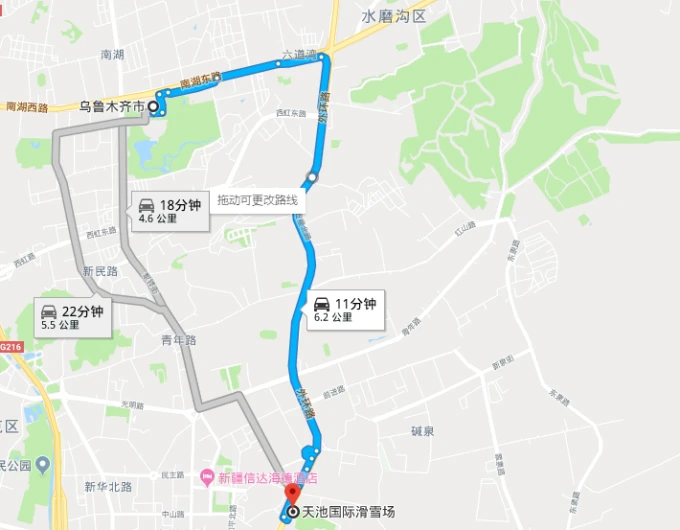 Terreno de montaña cerca de las zonas de esquí a las afueras de Urumqi