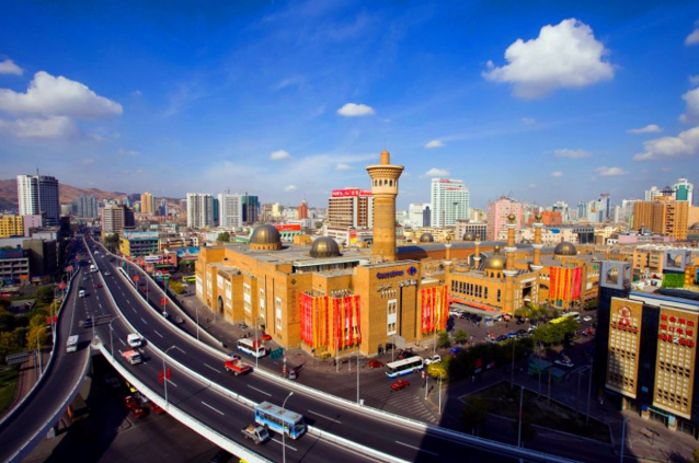 Blick über Urumqi, den städtischen Ausgangspunkt für die umliegenden Skigebiete