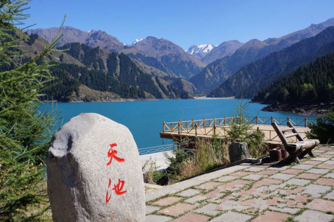 Lago Tianchi bajo laderas boscosas y picos nevados