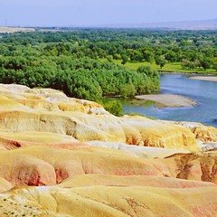 Badlands de colores junto al río Irtysh en Wucaitan