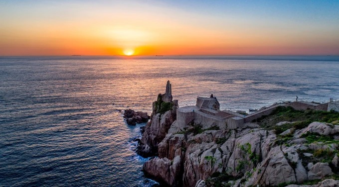 Sonnenaufgang über dem Meer bei Chengshantou an Weihais Ostküste