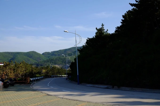 Küstenstraße und Meerblick entlang der Huandai Road