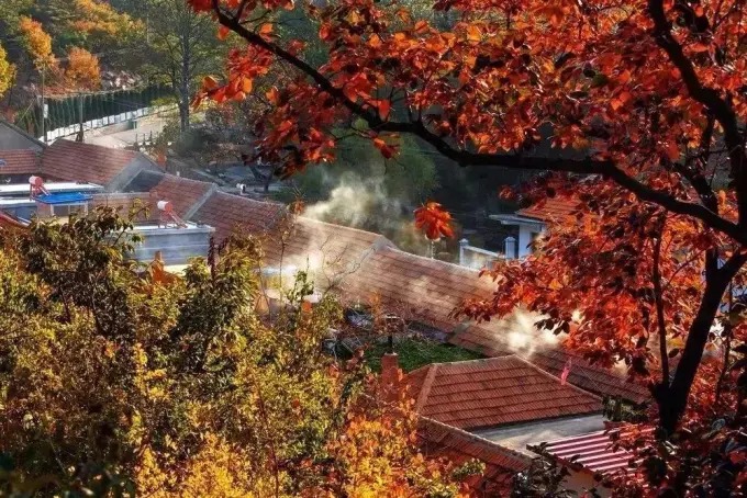 Steinhäuser und Gassen im Dorf Likoushan