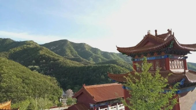 Tempelhof am Guangfu-Tempel bei Likoushan