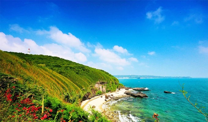 Volcanic coast at Crocodile Hill