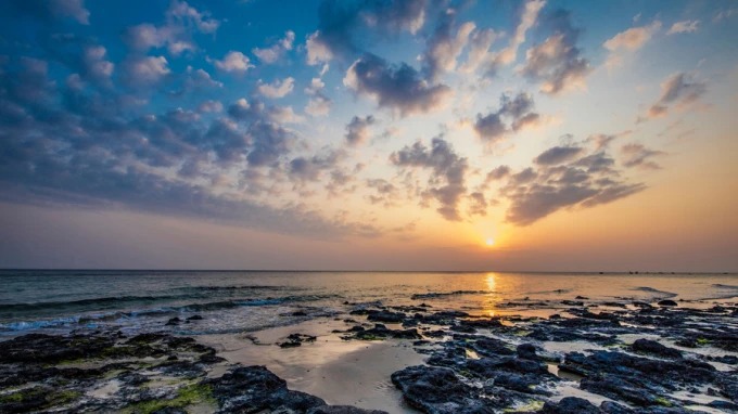 Vulkanische Küste und Meer auf der Weizhou-Insel