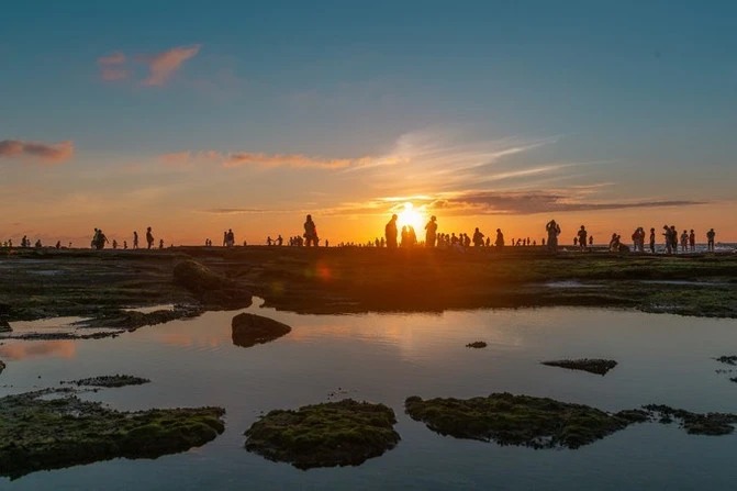 五彩灘の岩の平台に昇る朝日