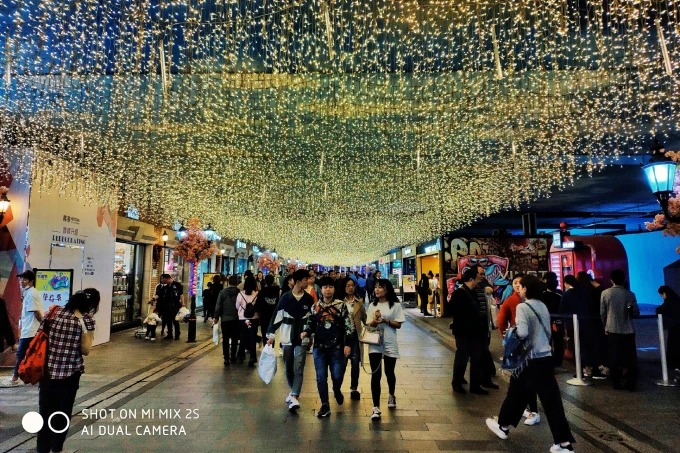 Abendliche Straßenszene in Chuhe Hanjie