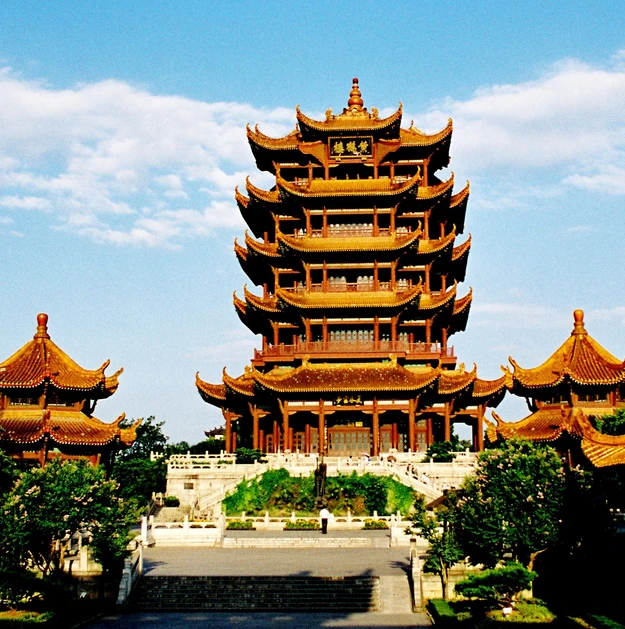 Der Gelber-Kranich-Turm ragt in Wuhan über die Bäume