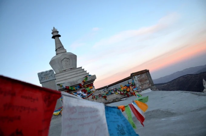 Schneebedeckte Tempeldächer und Bergrücken am Wutai Shan im Winter