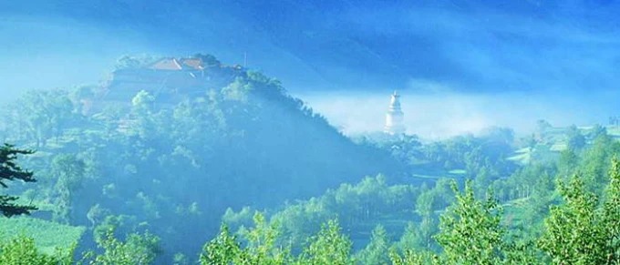 Tempelgebäude zwischen den Bergen am Wutai Shan