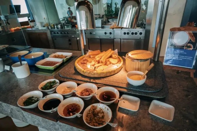 현지 국수를 비롯한 아침 요리