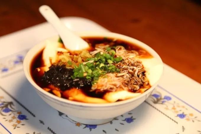 Tofu soyeux salé et ses garnitures