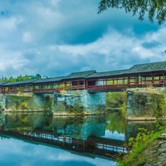 Regenbogenbrücke in Wuyuans Landschaft