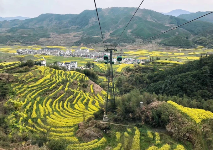 Frühlingsterrassen in Huangling bei Wuyuan