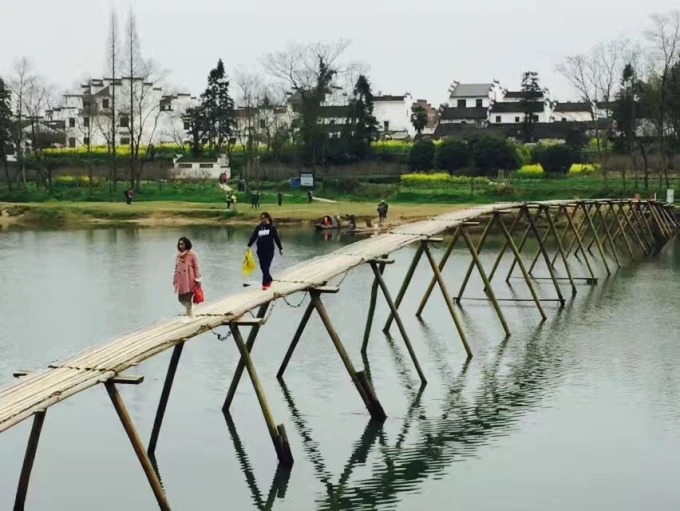 Pont de planches au bord de la rivière à Zhangcun